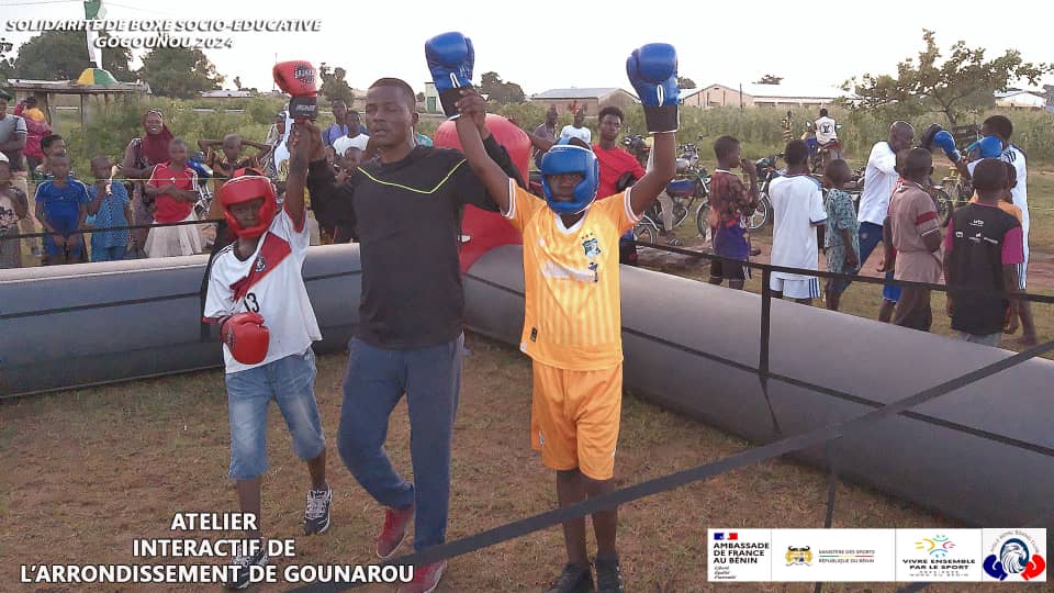 Activités interactives menées sur l'esplanade du bureau d'arrondissement de Gounarou